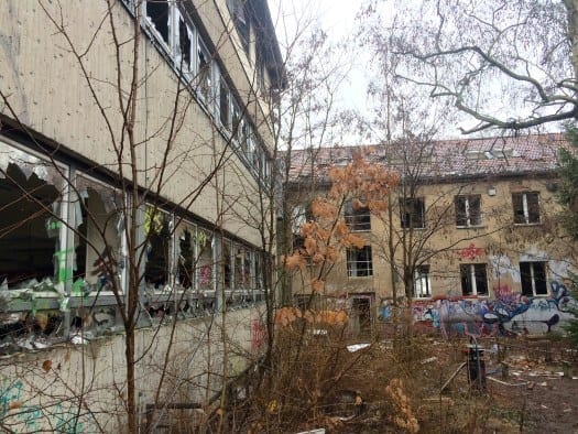 Facade of the former Anatomy Institute, Freie Universität Berlin, Königin-Luise-Straße 15 Dahlem, windows broken