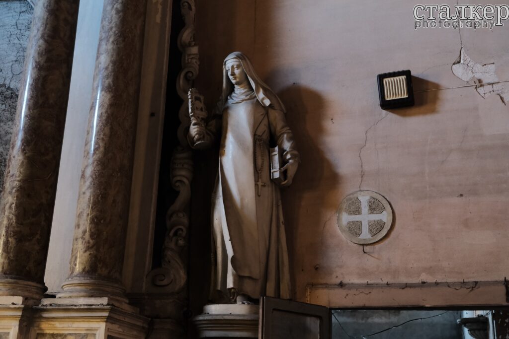 Navata centrale della chiesa sconsacrata che ospitava oltre duecento reliquie — Verona 1990