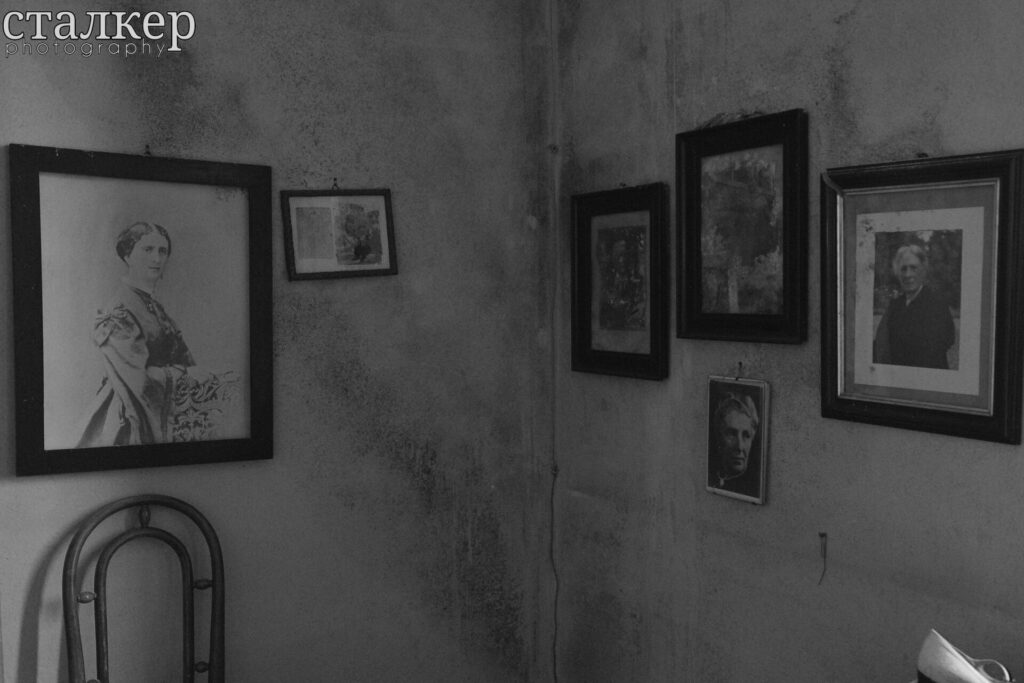 Oggetti e fotografie all'interno della dimora storica abbandonata di Villa Macintosh. Archivio Stalker