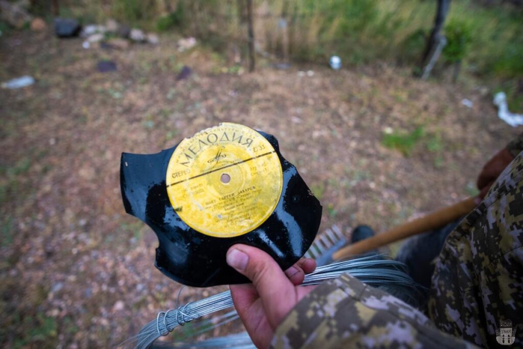 Broken vinyl record in Ming-Kush