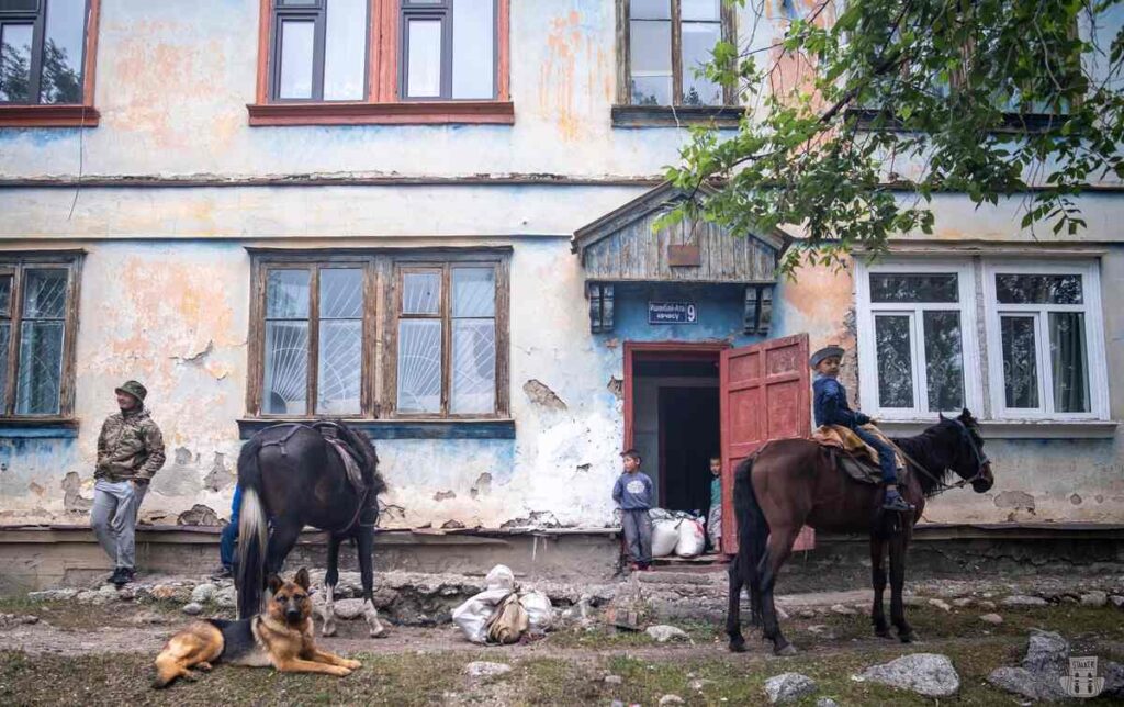 Children on horseback in Ming-Kush