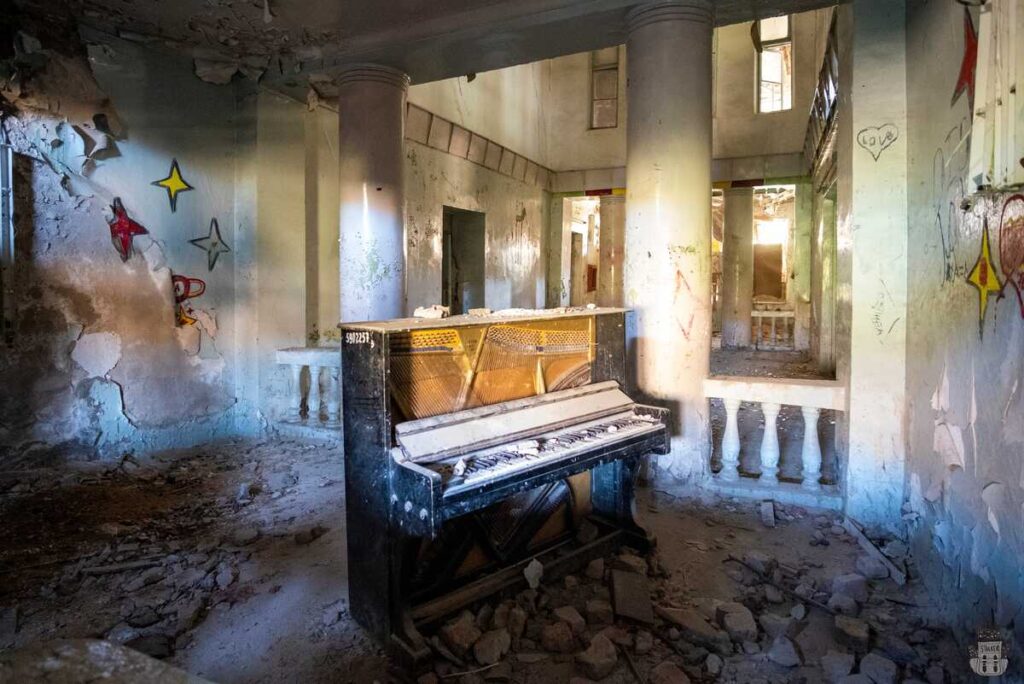 Abandoned piano in Ming-Kush village