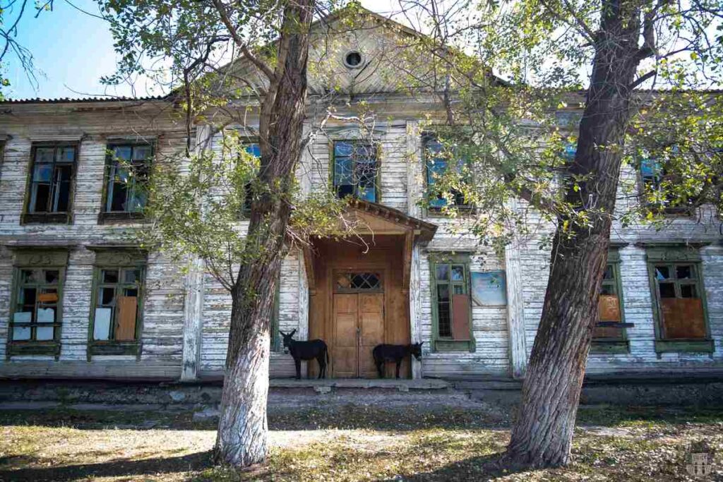 Abandoned houses in Ming-Kush village