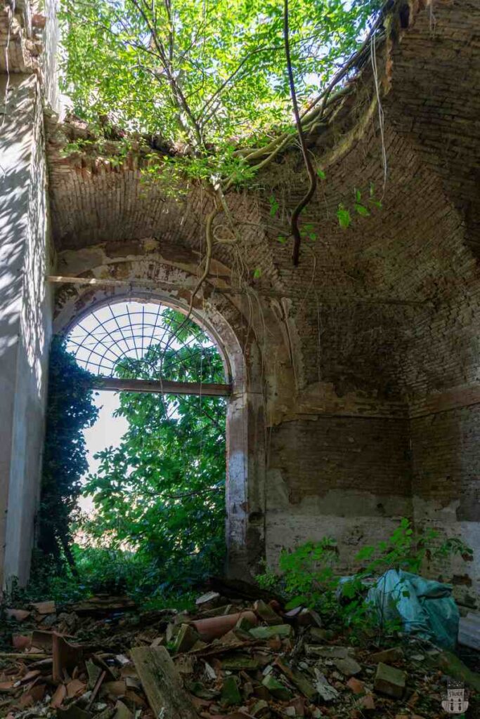 Fabbrica di giostre abbandonata