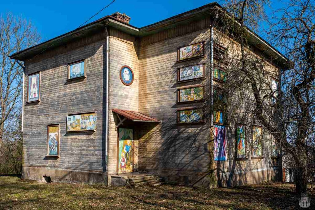 ABANDONED HOUSE NEXT TO KALKŪNE MANOR CASTLE