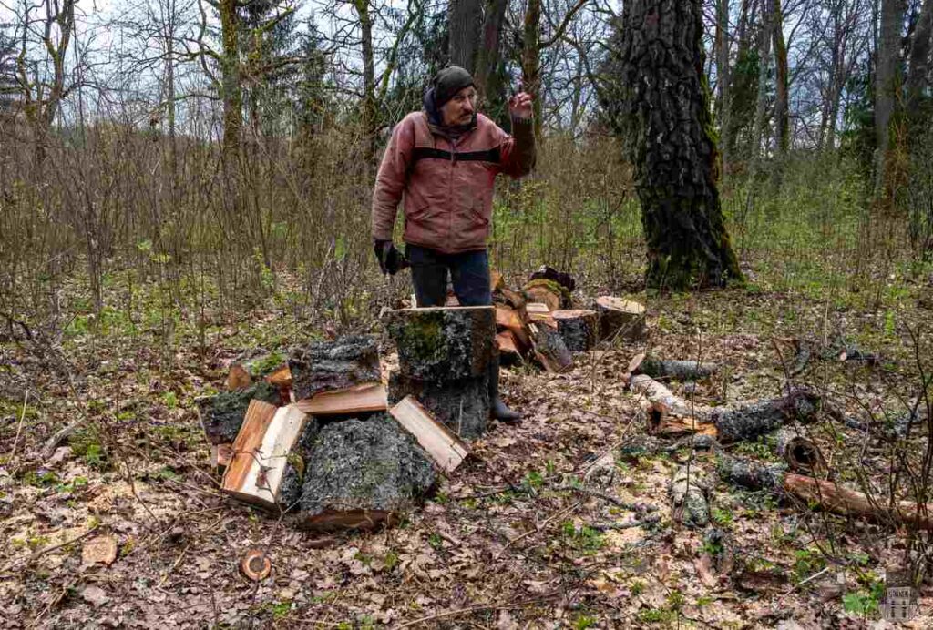 Locals chopping wood near the Tolkas pareizticīgo baznīcas drupas 